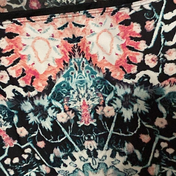 Swim by Cacique Swim Top size 42DD TRUE BUILT IN BRA Black and Blue Patterned - Picture 5 of 10